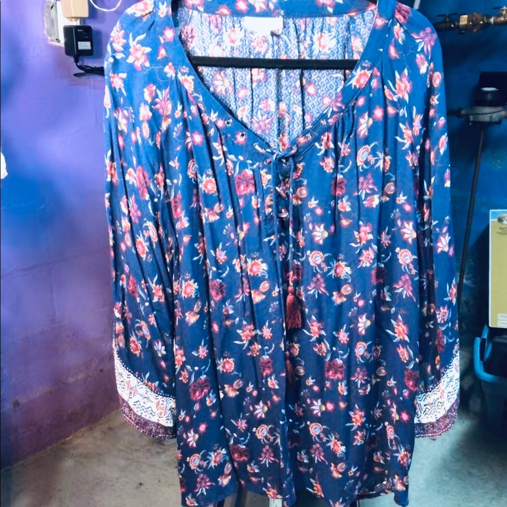 Like new woman’s plus chic blouses